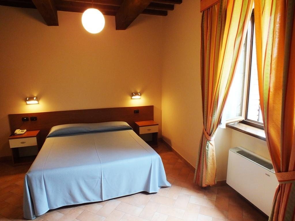 Hotel Santa Chiara SantʼAngelo in Vado Стая снимка