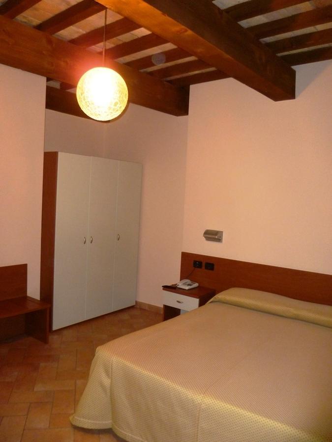 Hotel Santa Chiara SantʼAngelo in Vado Екстериор снимка