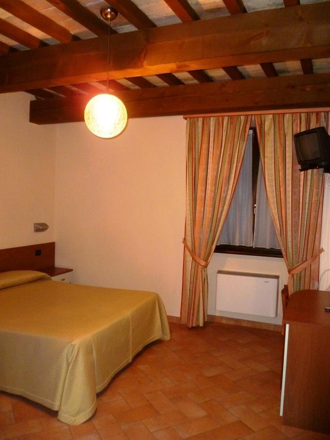 Hotel Santa Chiara SantʼAngelo in Vado Екстериор снимка