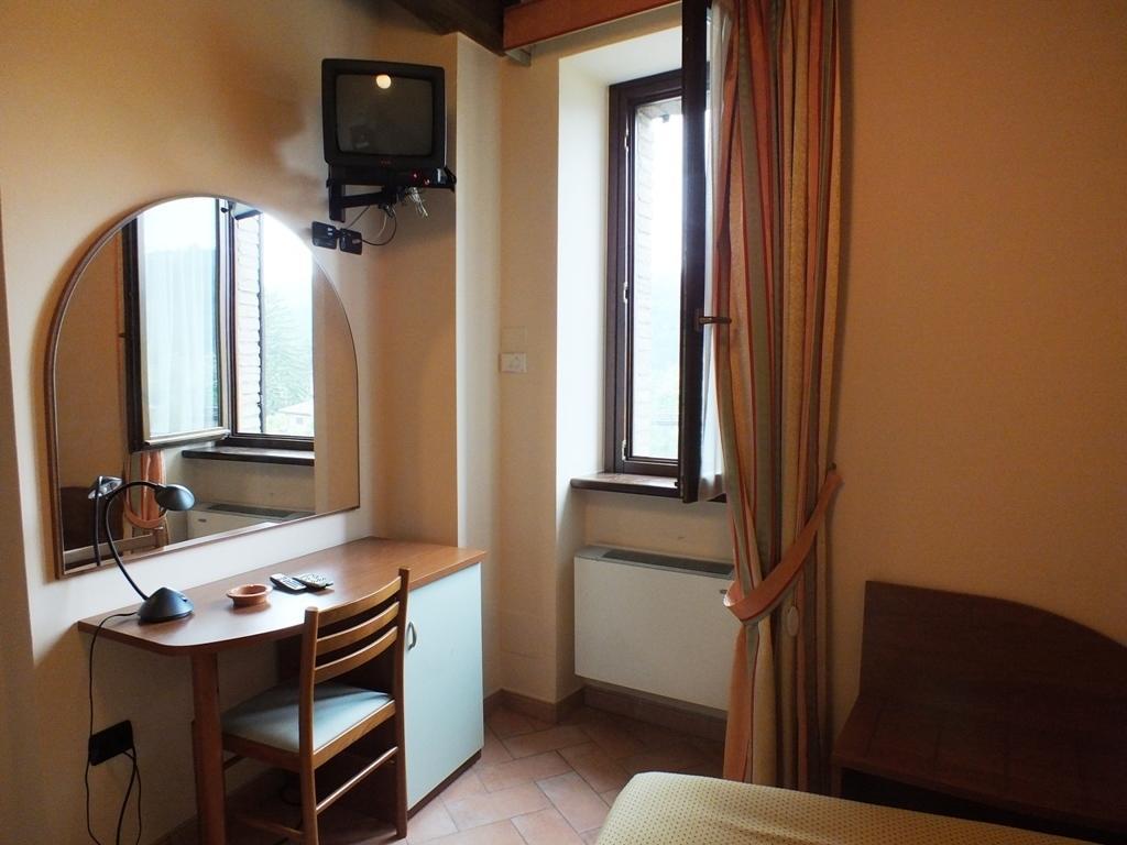 Hotel Santa Chiara SantʼAngelo in Vado Стая снимка