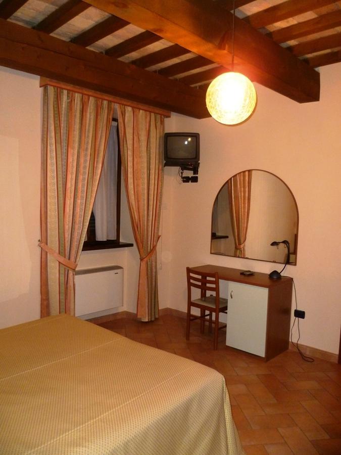 Hotel Santa Chiara SantʼAngelo in Vado Екстериор снимка
