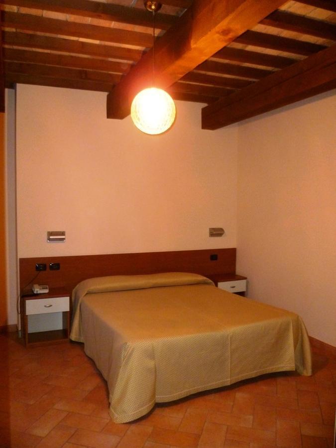 Hotel Santa Chiara SantʼAngelo in Vado Стая снимка